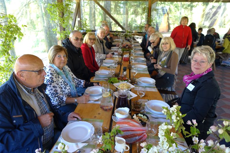 Seniorenreise2022-05 Traditionelles Essen auf dem Bauernhof Zipari
