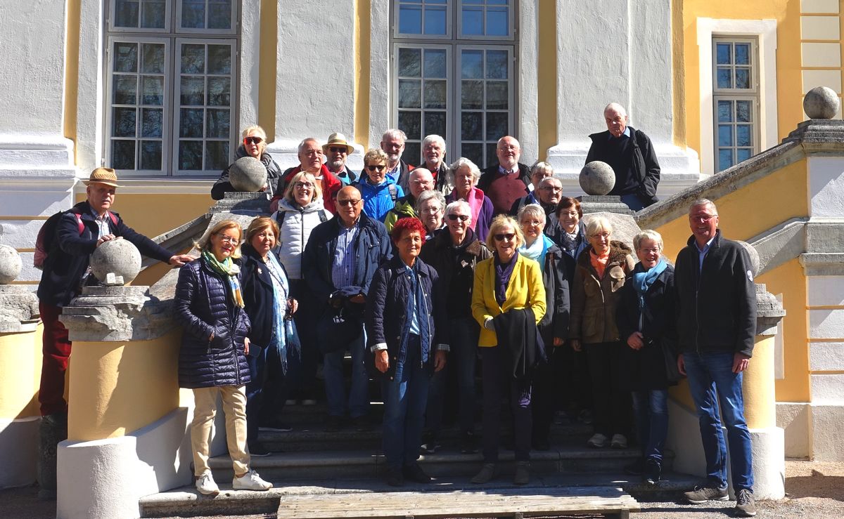 Seniorenreise2022-10 Die Reisegruppe auf dem Gut Palmse